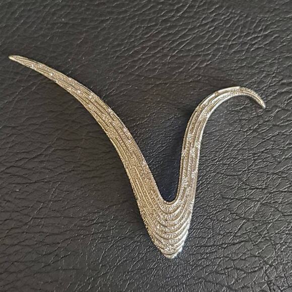 Vintage Crown Trifari Brooch Silver Tone Ribbed Ribbon Art Deco Design 50's 60's - Picture 1 of 6